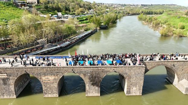 Diyarbakır’da tarihi On Gözlü Köprü’de 1000 sporcuyla masa tenisi etkinliği
