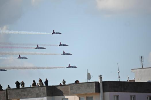 Çanakkale'de Türk Yıldızları'ndan gösteri uçuşu