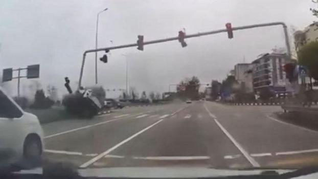 Kamyonetin sinyalizasyon direğine çarptığı kaza araç kamerasında; 4 yaralı