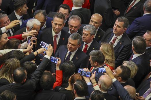 Özgür Özel: Milletin elimize verdiği bayrağı bırakmayız