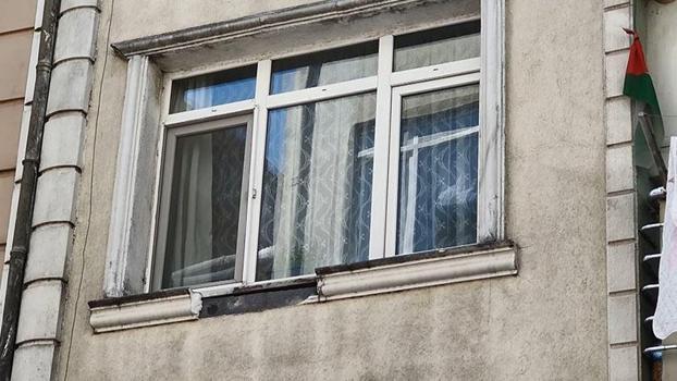 Fatih'te 1'inci kattan düşen çocuk ağır yaralandı