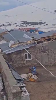 Kars'ta kuvvetli rüzgar çatıları uçurdu