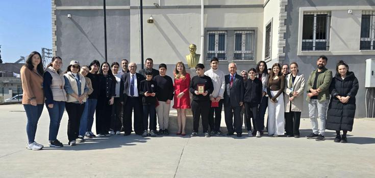 Fırtınada Atatürk büstünü koruyan öğrencilere teşekkür plaketi