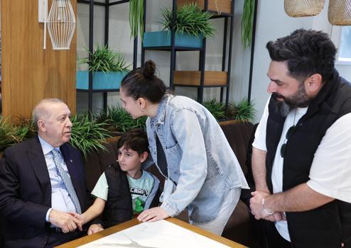 Cumhurbaşkanı Erdoğan, Beyoğlu'nda kafede vatandaşlarla sohbet etti