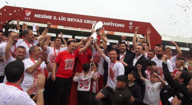 24 yıl sonra 1'inci Lig'e yükselen Batman Petrolspor, kupasını aldı