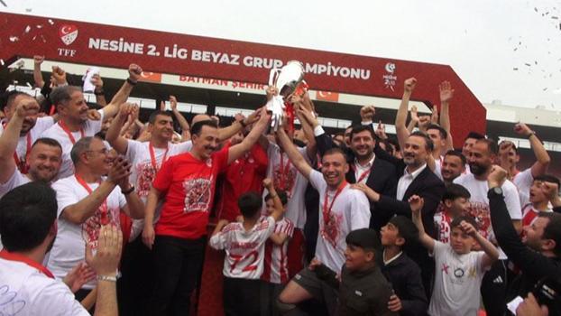 24 yıl sonra 1'inci Lig'e yükselen Batman Petrolspor, kupasını aldı