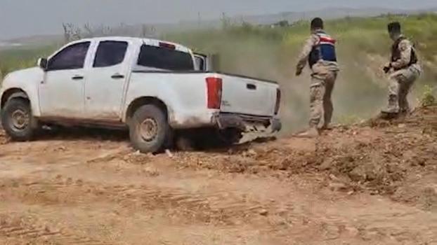 Suriye-Türkiye sınırında, insan kaçakçılarıyla kovalamaca anı kamerada: 3 gözaltı
