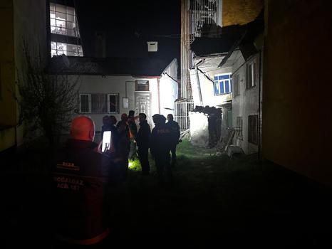 Sivas'ta 2 katlı müstakil ev yan yattı