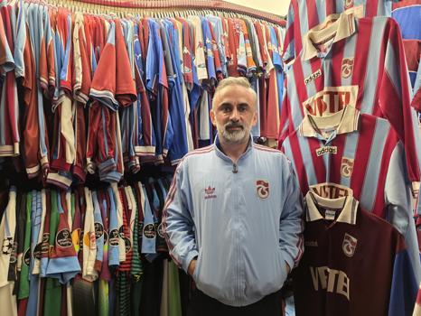 Trabzonspor tutkusuyla evinde formalarından müze yaptı / Video eklendi