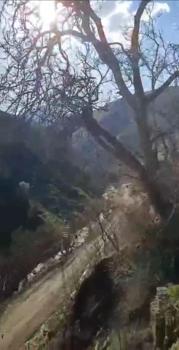 Bahçesaray’da mahalle yoluna inen heyelan kamerada