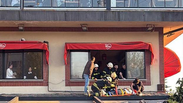 Kafeteryanın 3’üncü katında otururken dengesini kaybedip, alt katın terasına düştü