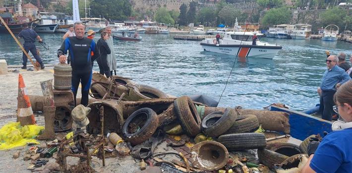 Denizden 5 ton atık çıkarıldı