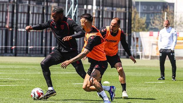 Samsunspor, Corendon Alanyaspor maçının hazırlıklarını tamamlayarak Antalya’ya hareket etti