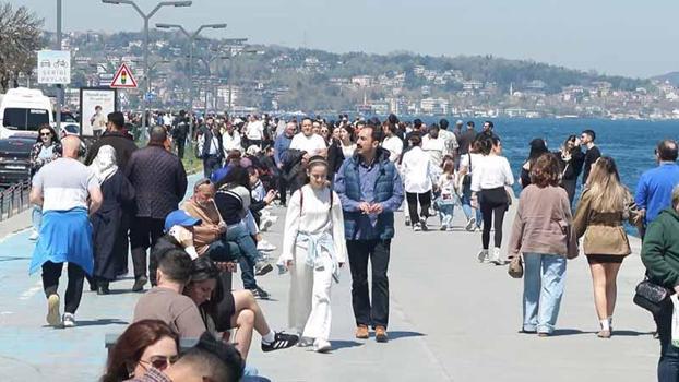 Güneşli havayı fırsat bilenler Bebek Sahili'ne akın etti; sıcaklayan kişiler denize girdi