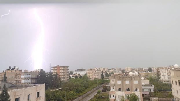 Silopi’de yıldırım düşme anları kamerada