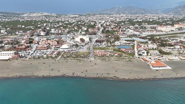 Hataylılar güneşin tadını sahilde çıkardı