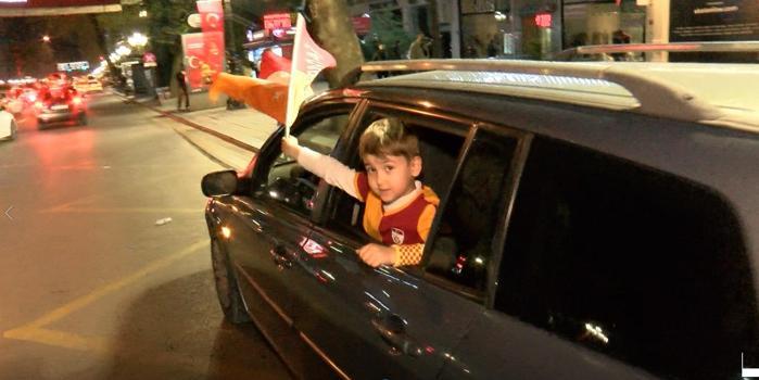 Galatasaray taraftarları, derbi galibiyetini Kızılay Meydanı'nda kutladı