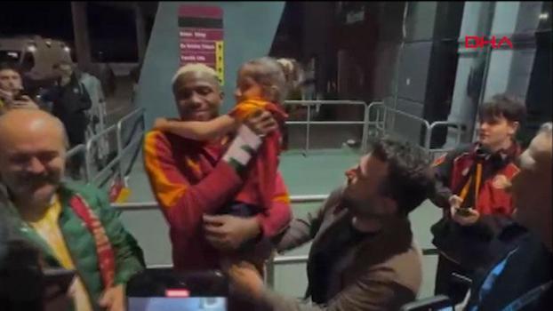 Osimhen, minik İkra'yı sevindirdi