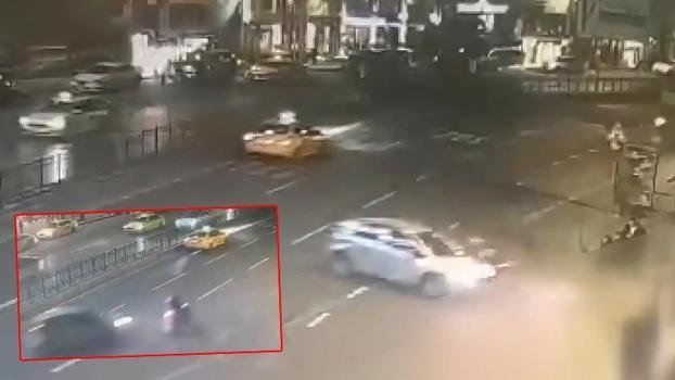 Şişhane’de otomobilin çarptığı motosiklet durağa daldı; kaza kamerada 1 ölü 3 yaralı