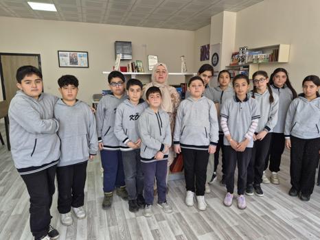 Depremde kaybettiği kızı ve damadı için kütüphane kurdu