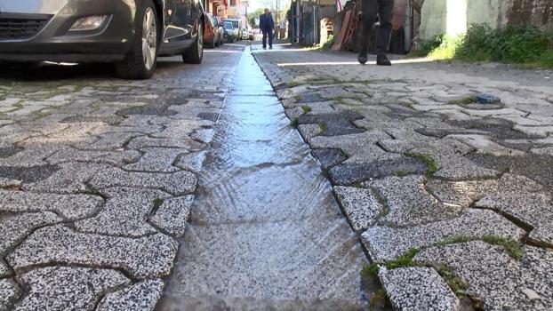 Ataşehir’de şebeke suyunu taşıyan boru patladı; 1 haftadır akıyor parası bizden çıkıyor