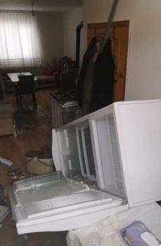 Aç kalan ayılar, pencereden girdiği yayla evini talan etti