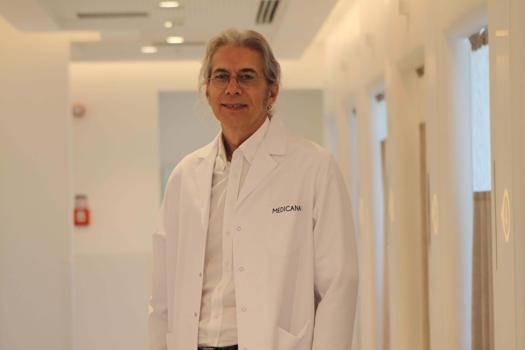 Uzmanından uyarı: Geçmeyen karın ağrısı ve şişkinlik kitle olabilir