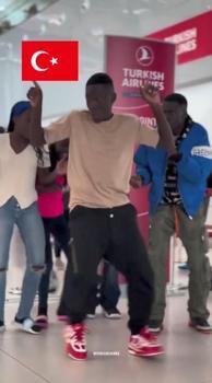Ugandalı dans grubundan İstanbul Havalimanı'nda renkli gösteri