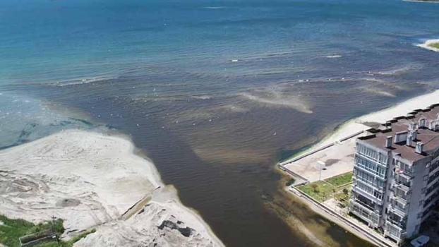 Küçükçekmece'deki Menekşe Deresi'nin rengi kahverengiye büründü