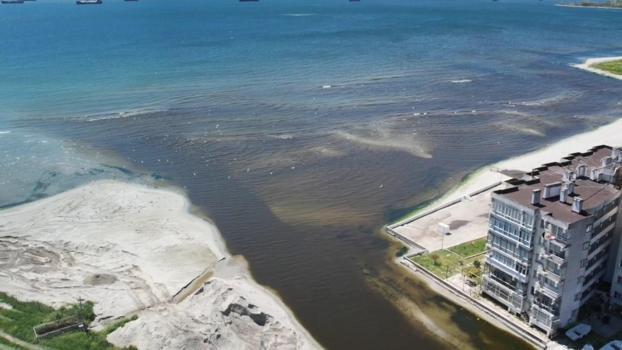 Küçükçekmece'deki Menekşe Deresi'nin rengi kahverengiye büründü