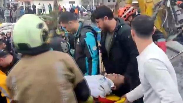 Yıkım sırasında enkazın altında kalan iş makinesinin operatörü yaralandı