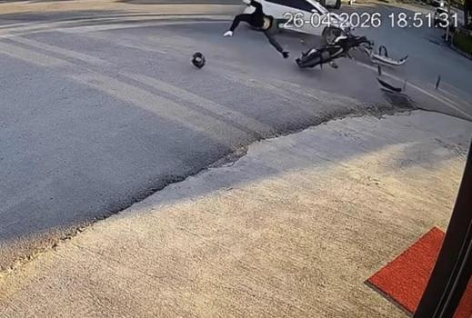 Sanayi sitesinde motosiklet ile otomobilin çarpıştığı kaza kamerada