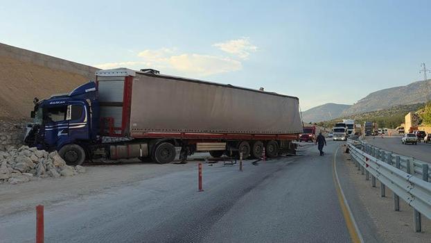 İstinat duvarına çarpan TIR'daki mermerler, otomobildekilerin üzerine düştü; 1 ölü, 3 yaralı
