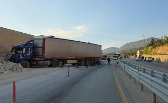 İstinat duvarına çarpan TIR'daki mermerler, otomobildekilerin üzerine düştü; 1 ölü, 3 yaralı