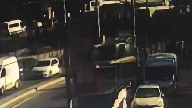 Seyrantepe’de trafik levhasına çarpıp takla atan araç kamerada