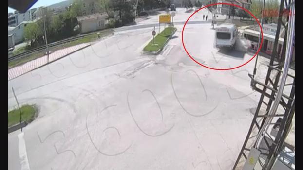 Alkollü sürücünün yaptığı kaza kamerada; 2 öğrenci son anda kurtuldu