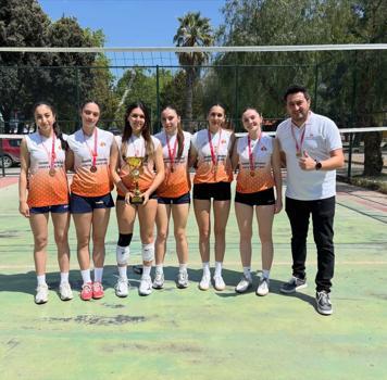 İEÜ'de çifte kupa sevinci