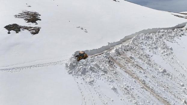 Ordu'da 4 metreyi bulan karla mücadele çalışması