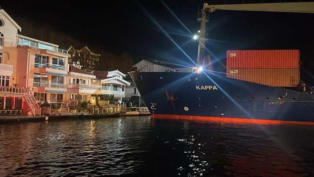 Sarıyer’de geminin karaya oturduğu anlar kamerada; iş kadının yalısı hasar aldı