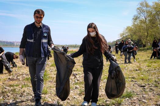 Öğrenciler göl çevresinde 85 torba çöp topladı