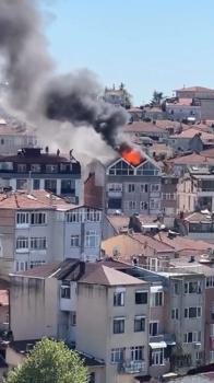 Üsküdar'da 5 katlı binanın çatısı alev alev yandı