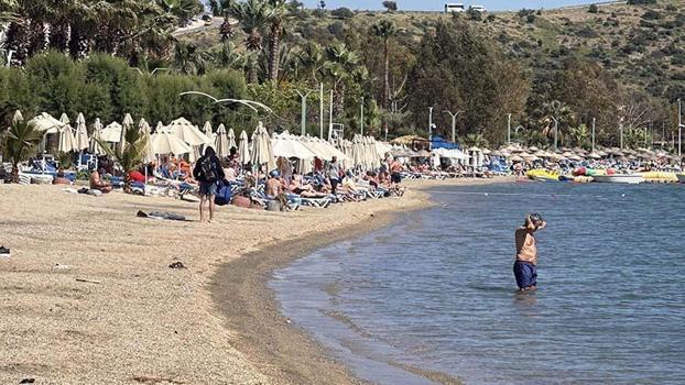 Bodrum'da sıcak havayı fırsat bilenler sahilleri doldurdu