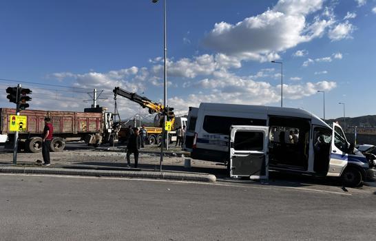 Kayseri’de işçi servis minibüsüyle kamyon çarpıştı: 8 yaralı