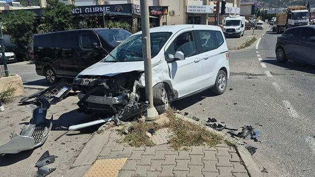 Bodrum’da trafik kazasında 2 Sahil Güvenlik personeli hafif yaralandı, kaza kamerada