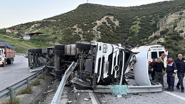 Manisa’da devrilen TIR’ın sürücüsü yaralandı; ulaşımda aksama yaşandı