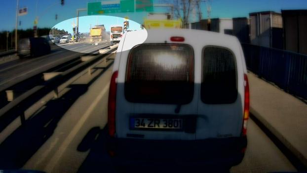 Arnavutköy'de kırmızı ışıkta geçen hafriyat kamyonu servis midibüsüne çarptı; kaza kamerada