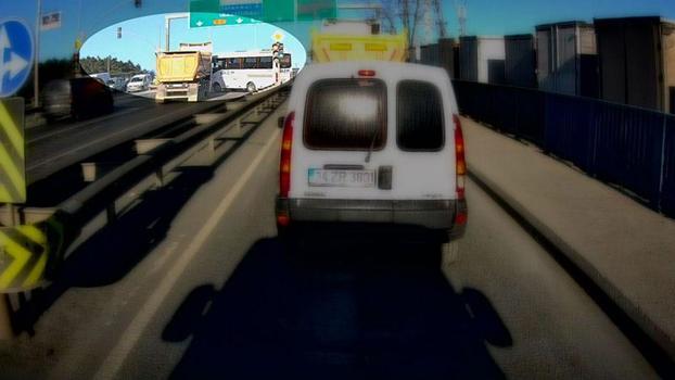 Arnavutköy'de kırmızı ışıkta geçen hafriyat kamyonu servis midibüsüne çarptı; kaza kamerada