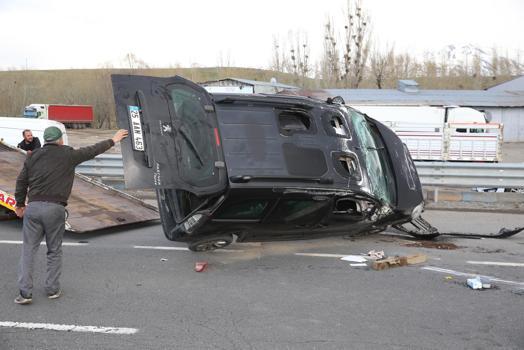 Hafif ticari araç, otomobile çarptı: 4 yaralı