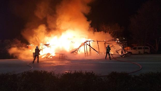 Yol kenarındaki manav tezgahı alev alev yandı