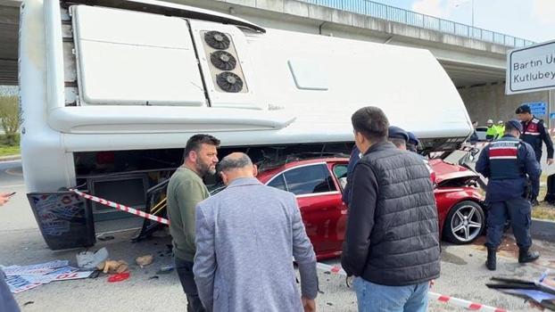 Bartın’da halk otobüsü otomobilin üzerine devrildi; yaralılar var